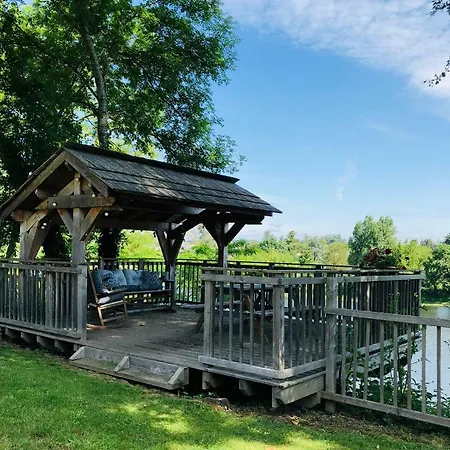 בית נופש Along The River