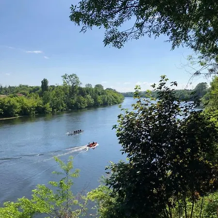 Along The River בית נופש